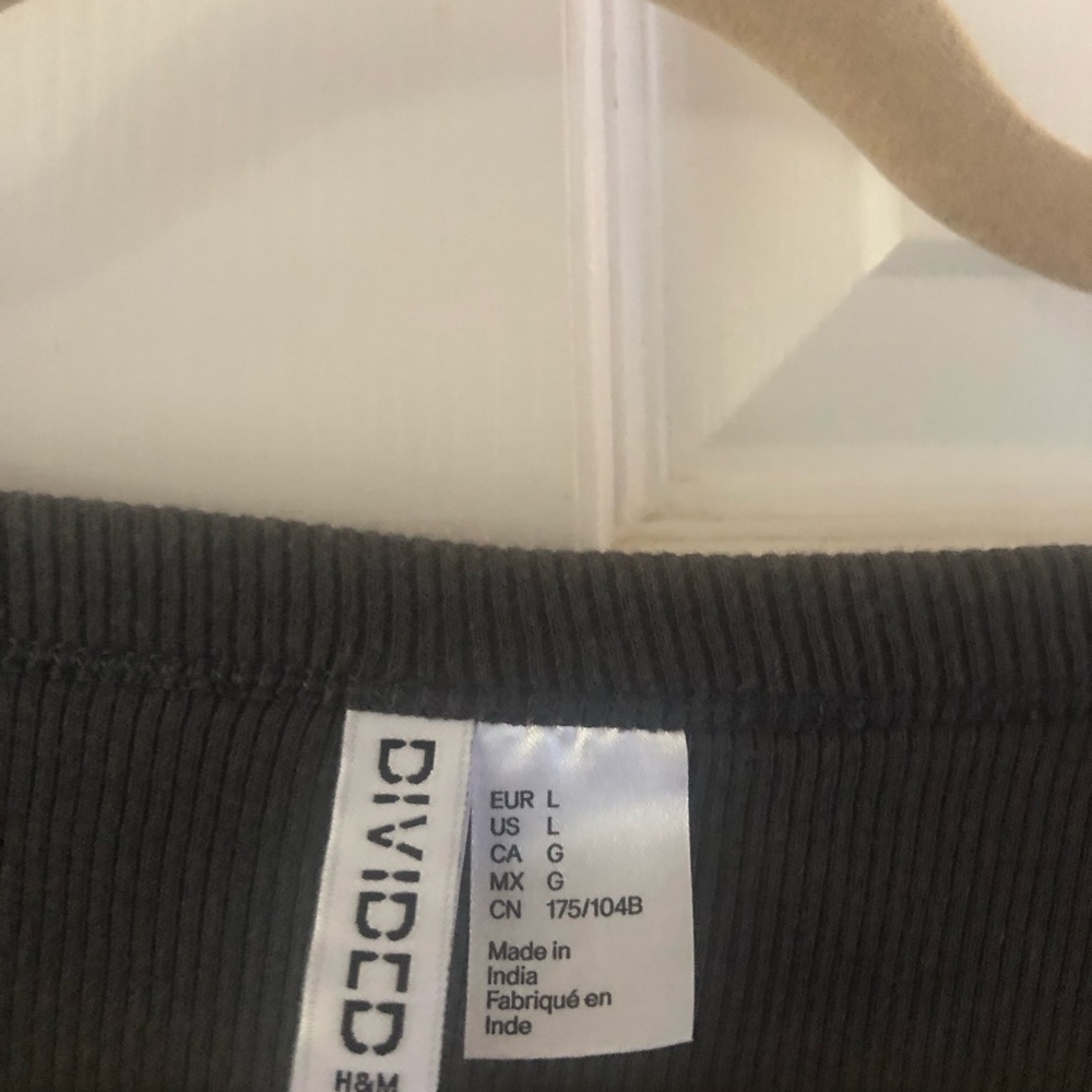 2 H&M Ribbed Crop T Shirts-Large - Picture 5 of 8